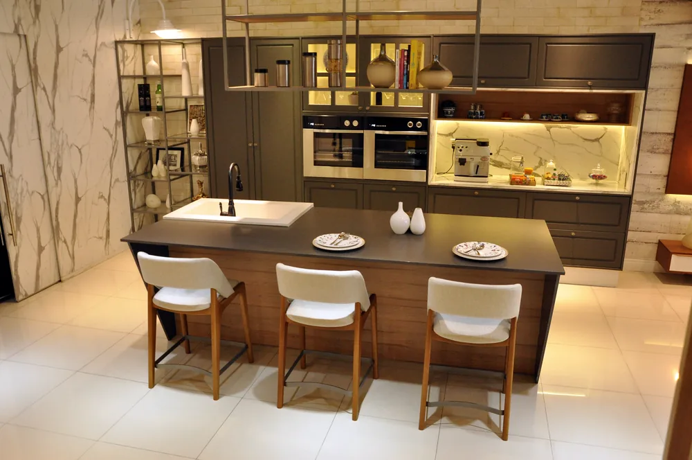 Cozinha com ilha central · showroom da loja
