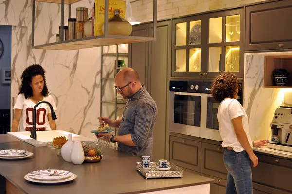 Café servido na bancada da cozinha planejada