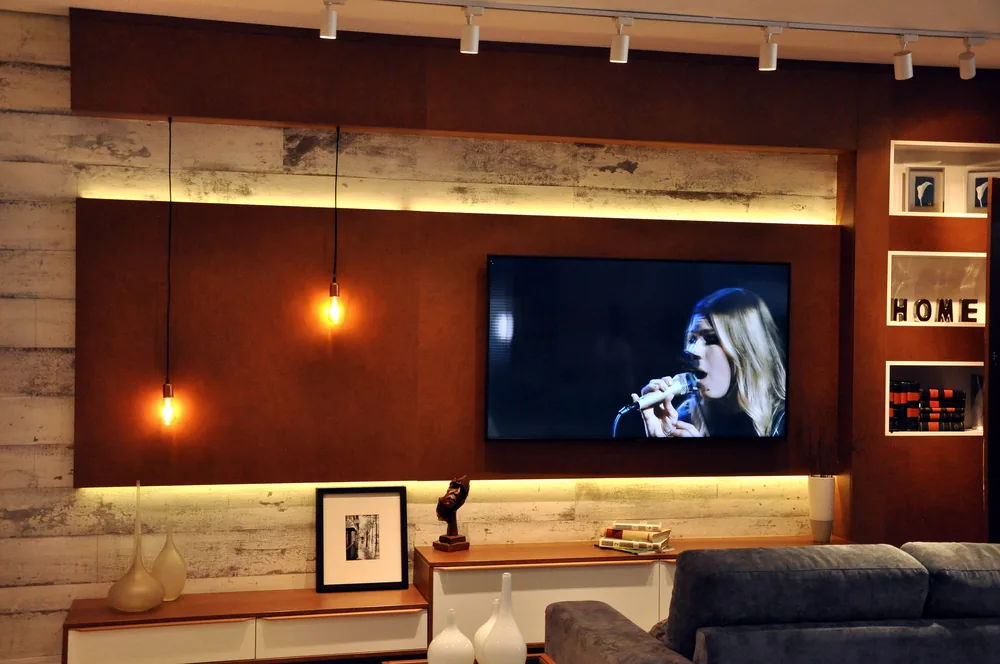 Living planejado com painel de TV, nichos e iluminação embutida