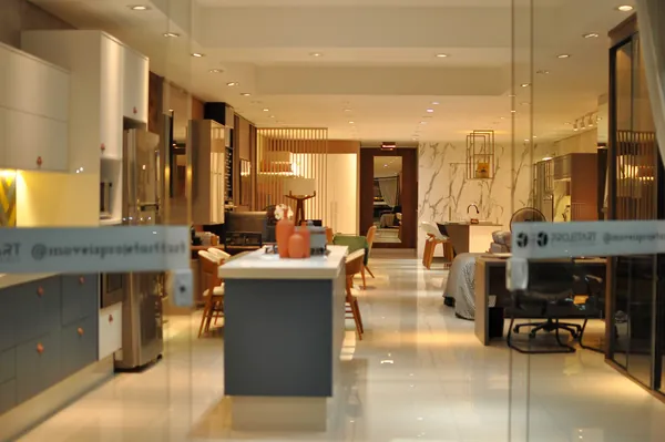 Sala integrada com mesa de jantar e poltronas